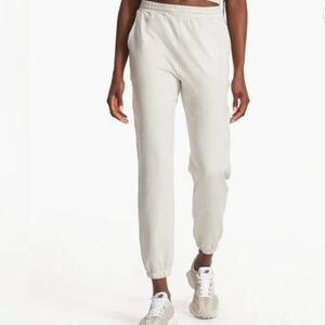 Vuori Boyfriend Sweatpants In Salt Heather